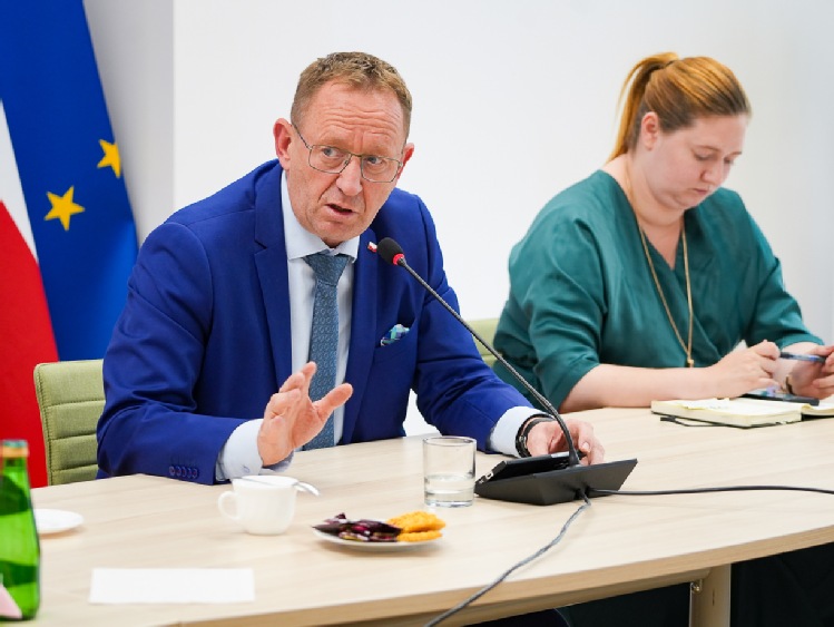 Robert Telus prowadzi dialog z rolnikami